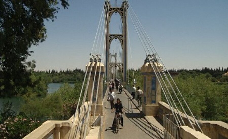 12- Deyrizor Köprüsü

                                    Suriye iç savaşının en çetin yaşandığı yerlerden biri de Deyrizor’du. Fırat nehri kenarında bulunan şehir, stratejik bir önem taşıdığından, tarafların şiddetli çatışmalarına sahne oldu. Bu çatışmalar sırasında Fırat nehri üzerine 19. yüzyılda yaptırılan Deyrizor Köprüsü de kullanılamayacak hale geldi.
                                