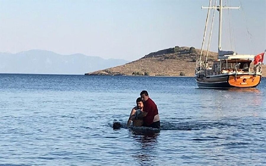 Belediye Başkanı Kocadon, hızla yüzerek yardıma ihtiyacı olduğunu düşündüğü bu kişinin yanına ulaştı.