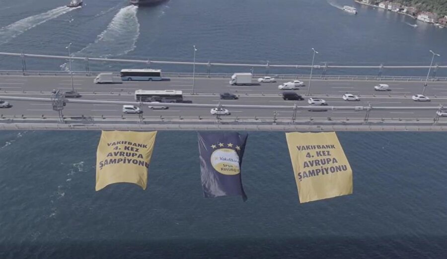 Avrupa şampiyonu VakıfBank’ın bayrağı köprüde dalgalanıyor