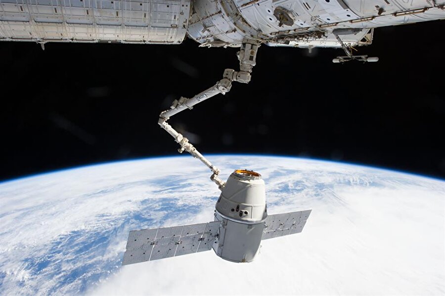 SpaceX�in kapsülü Dragon, uzay istasyonuna ulaştı