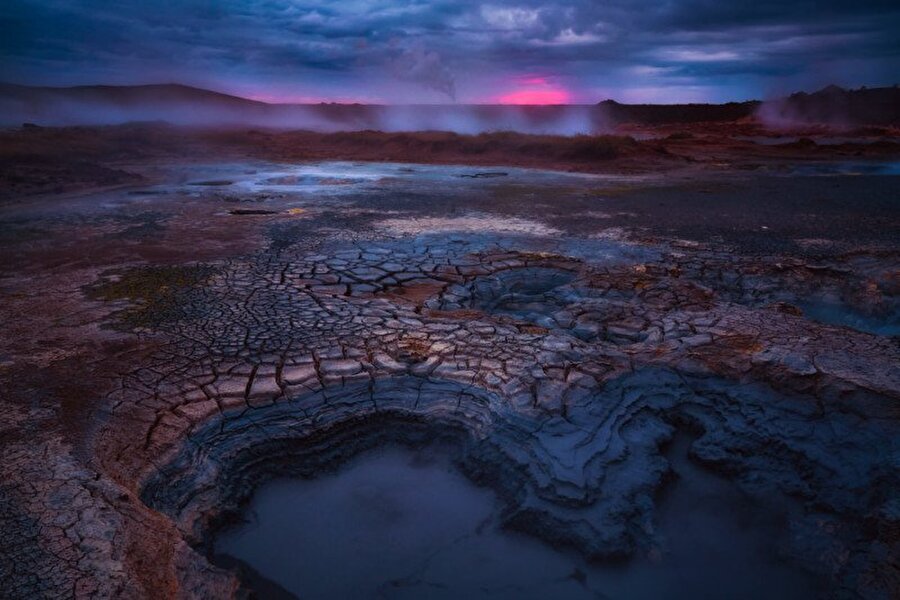 Jeotermal aktivite alanları ile de bilinen İzlanda, özellikle bu bölgeleriyle başka bir dünyadaymış gibi görünüyor. 

                                    
                                    
                                    
                                    
                                    
                                    
                                
                                
                                
                                
                                
                                