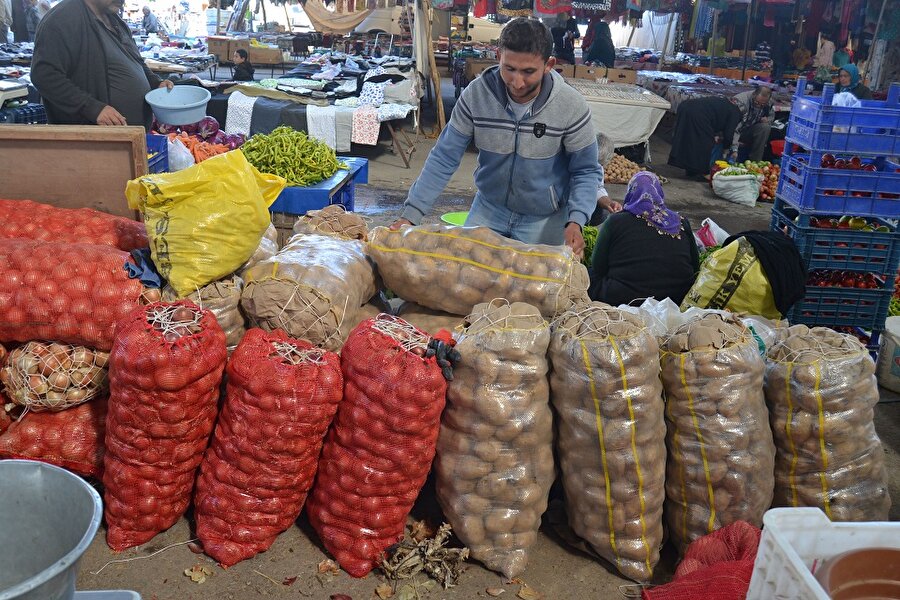 Patatesin kilogram fiyatı son bir haftada marketlerde ortalama 4,54 liradan 3,69 liraya, toptancı hallerinde 3,14 liradan 2,46 liraya düştü.