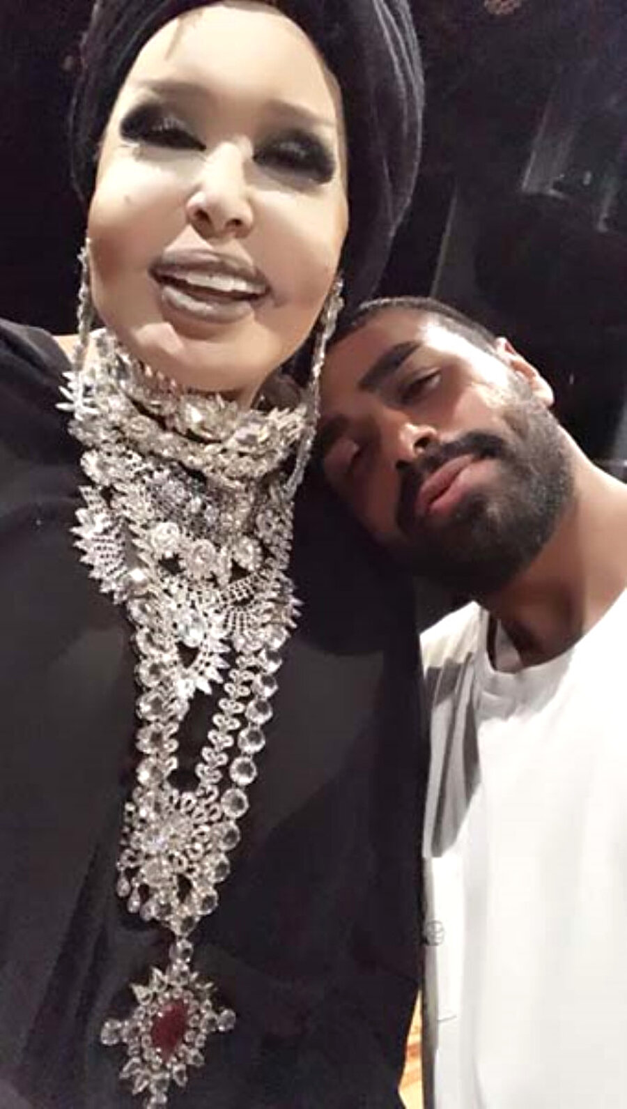 Vokali yaptı
Ersoy, yarışmadan birincilik ile ayrılan Salih Zülüfoğlu'nu vokali yaptı. Ünlü sanatçı haberi, Zülüfoğlu ile paylaştığı bir fotoğraf ile duyurdu.