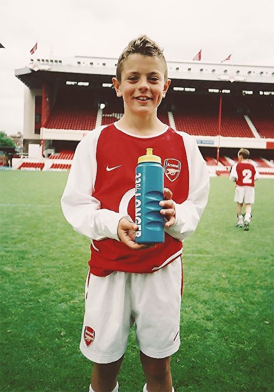 Daha 9 yaşındayken kapısından girdiği Arsenal tarihinde özel bir yere sahip. 16 yaşındayken Arsenal ile ilk Avrupa kupası maçına çıkan Wilshere, bu alanda en genç isim olarak rekor kırdı.

                                    
                                    
                                    
                                
                                
                                