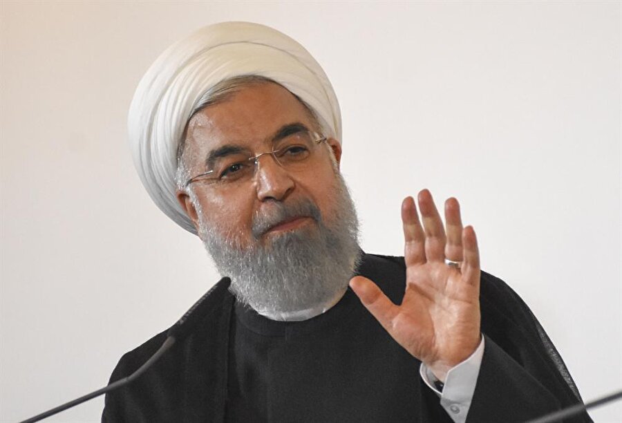 Ruhani'den ABD'ye "petrol" tehdidi
İran Cumhurbaşkanı Hasan Ruhani, ABD'nin ülkesinin petrol ihracatını engellemesi halinde bölge ülkelerinin de petrol ihraç etmesinin mümkün olmayacağını belirtti. ABD'nin İran petrol ihracatını tamamen durdurmak istediğini ifade eden Ruhani, "Bu tüm bölge petrolünün ihraç edilemeyeceği anlamına gelmektedir. İran petrolü ihraç edilemezken bölge petrolünün ihraç edilmesi mümkün olabilir mi?" dedi. Ruhani, "Eğer bunu yaparsanız sonuçlarına da katlanırsınız." ifadesini kullandı.