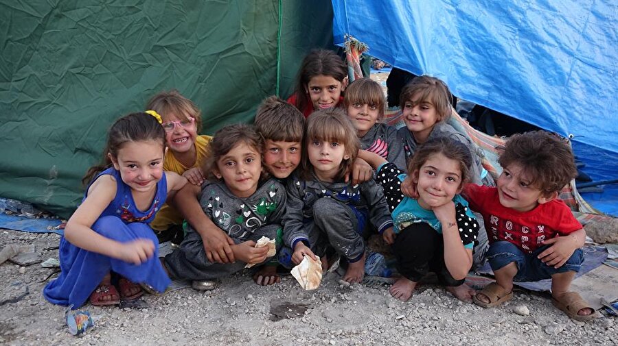 Dera'dan Ürdün'e göç edenlerin sayısı 330 bine dayandı
Suriye'de rejimin saldırılarından kaçarak Ürdün sınırına göç edenlerin sayısının 270 bin ila 330 bin olduğu bildirildi. Birleşmiş Milletler (BM) İnsan Hakları Yüksek Komiserliği Sözcüsü Liz Throssell, BM Cenevre Ofisi'nde düzenlenen basın toplantısında, artan saldırılar nedeniyle Dera'daki durumun daha da kötüleştiğini söyledi. Throssell, Suriye'nin güneyindeki gerginliği azaltma bölgesi sınırları içerisindeki Dera iline düzenlenen saldırılardan kaçan binlerce sivilin Ürdün sınırında mahsur kaldığını belirterek Ürdün ve bölgedeki diğer ülkelere sınırlarını açma çağrısında bulundu.