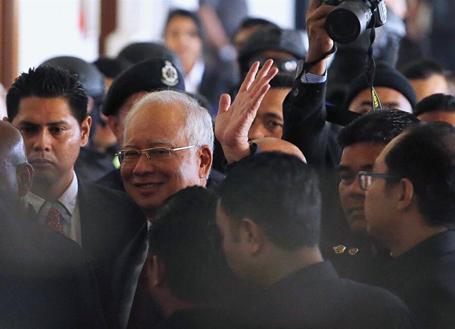 Malezya'da eski Başbakan Necip Rezak gözaltına alındı
Malezya'da eski Başbakan Necip Rezak'ın "1Malaysia Development Bhd (1MDB)" soruşturması kapsamında gözaltına alındığı bildirildi. Yetkililer, eski Başbakan Necip'in yolsuzlukla mücadele ekiplerince evinde gözaltına alındığını duyurdu. Malezya Başbakanı Mahathir Muhammed, "1Malaysia Development Bhd (1MDB)" soruşturmasında adı geçen eski Başbakan Necip Rezak'ın yakında yargılanacağını düşündüğünü açıklamıştı.