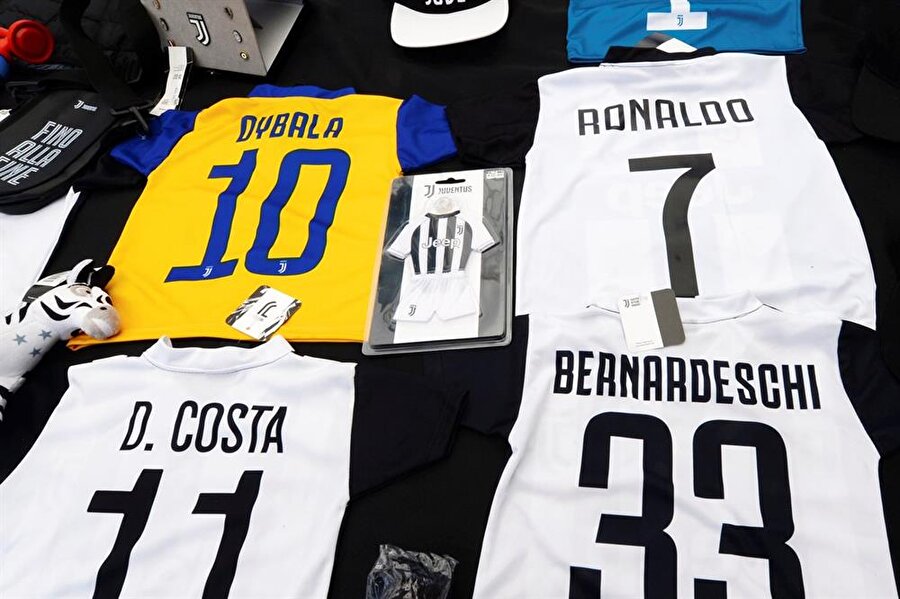 Ronaldo formaları Torino'da satışa çıktı.