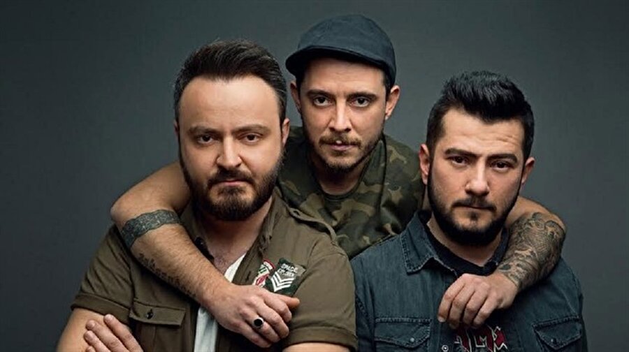Yazıklar Olsun!
Rock müzik grubu Seksendört, geçtiğimiz günlerde Ağrı ve Ankara'da bir cinayet sonucu kaybettiğimiz Leyla ve Eylül için şarkı yazdı. Çocuk istismar ve cinayetlerine bir tepki de ünlü rock grubu Seksendört'ten geldi. Ünlü müzik grubu yeni şarkıları "Yazıklar Olsun'u" Leyla ve Eylül'e ithaf etti.