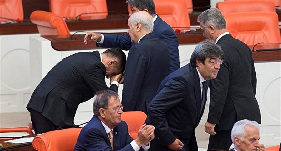 27. Milletvekili yemin töreni sırasında MHP Genel Başkanı Devlet Bahçeli'nin elini öpen İYİ Parti İstanbul Milletvekili Hayati Arkaz