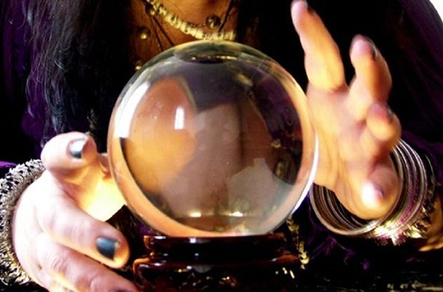 Medyum karı koca evlerine gelen adamlardan dayak yedi ve gasp edildi.