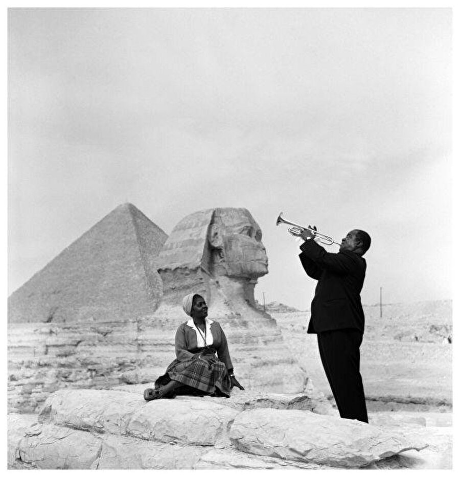 ​Louis Armstrong, eşi için çalıyor. Giza, Mısır, 1961