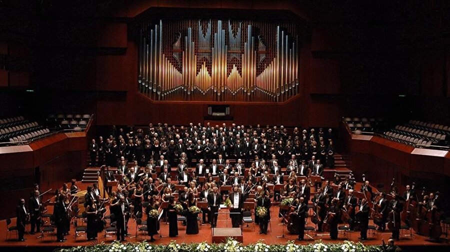 Cumhurbaşkanlığı Senfoni Orkestrası, Cumhurbaşkanlığı Devlet Klasik Türk Müziği Korosu, Türk Silahlı Kuvvetleri (TSK) Armoni Mızıkası, TSK Mehteran Takımı ile TSK Tarihi Birlik de yöresel kıyafetlerle hazır bulunacak.