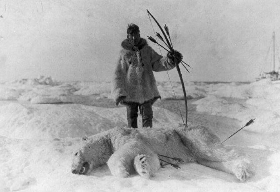 Avladığı kutup ayısının önünde poz veren Eskimo. 1924