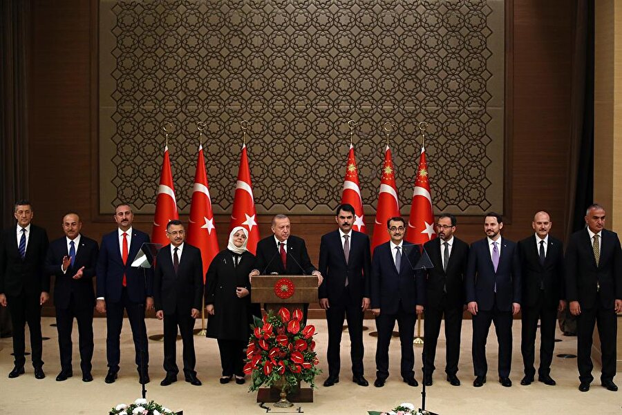 Cumhurbaşkanlığı Hükümet Sistemi'nin ilk Başkanı Recep Tayyip Erdoğan, yeni yönetim sisteminin ilk kabinesini açıkladı.
