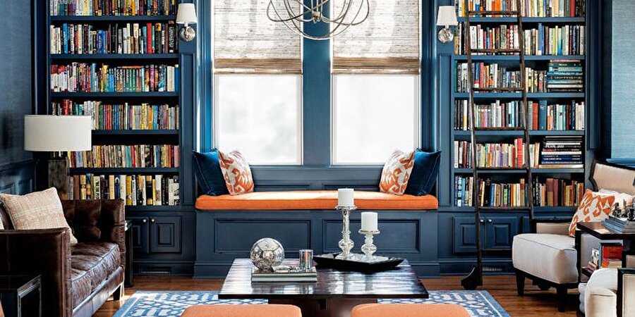 Okuma köşeleri...
Özellikle kitaplarla arası iyi olanlara özel tasarlanmış bu köşeler, huzurun direkt adresi... Pencere kenarında tasarlanan okuma koltuğu ve çevresinde kullanılan renkler, kitaplarınızla beraber evinizin en dekoratif alanı olabilir. 
