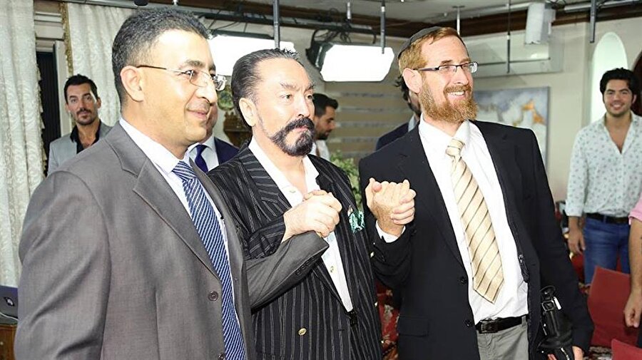 İsrail basını, Adnan Oktar ve örgütüne karşı yürütülen operasyonu manşetlerine taşıdı.