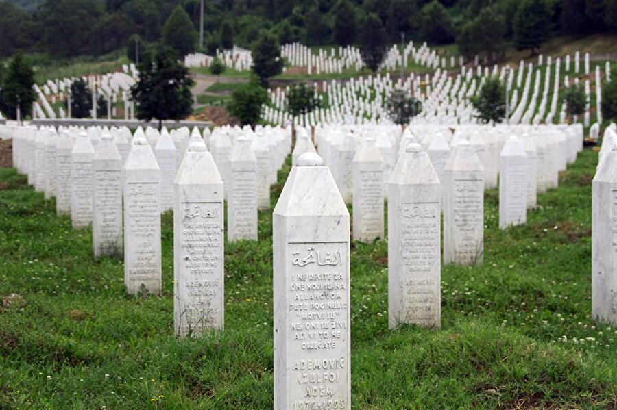 Srebrenitsa olayında hayatını kaybetmiş kişiler Potoçari Anıt Mezarlığı'nda toprağa veriliyor.