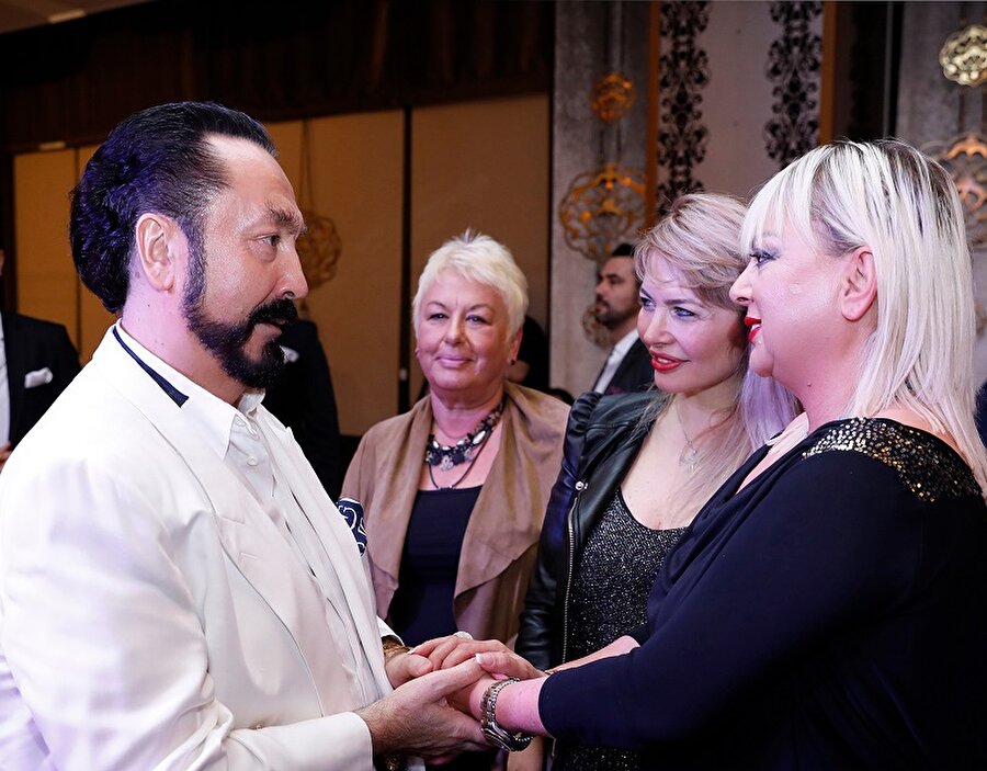 Adnan Oktar'ın şirketlerine kayyum atandı.