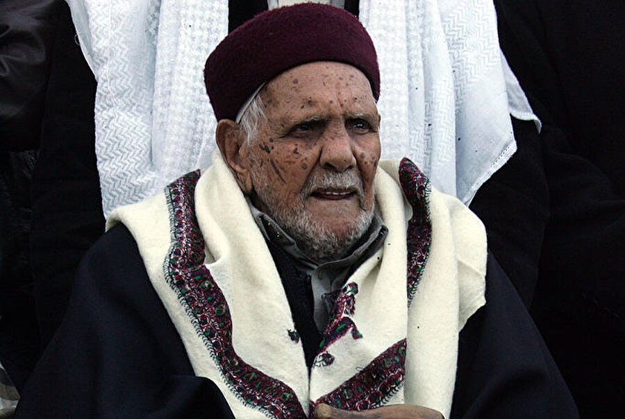Ömer Muhtar’ın oğlu hayatını kaybetti
İtalyan işgali sırasında Libya direnişinin kahramanlaşan isimlerinden "çöl aslanı" lakaplı Ömer Muhtar'ın oğlu Muhammed Ömer Muhtar vefat etti. Mensubu olduğu Munife kabilesi kaynaklarından alınan bilgiye göre, 97 yaşındaki Muhtar, Bingazi kentinde bulunun El-Hadaig bölgesindeki evinde vefat etti. İlerlemiş yaşı dolayısıyla birçok hastalıktan dolayı sıkıntı çeken Muhtar'ın birçok kez Libya ve yurt dışında tedavi gördüğü, son olarak da Birleşik Arap Emirlikleri'nde (BAE) 3 ay boyunca tedavi gördüğü belirtildi.