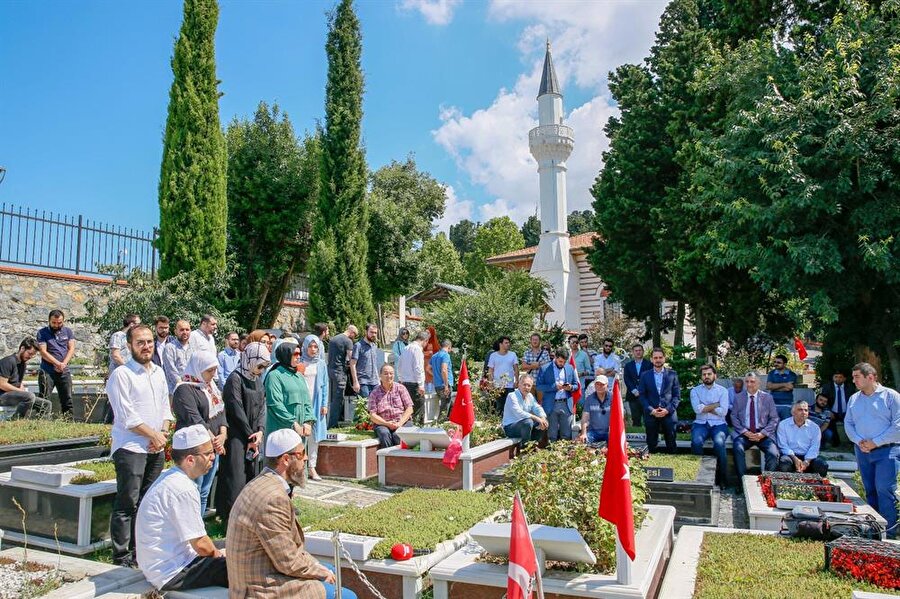 Albayrak Medya çalışanları, şehit Mustafa Cambaz'ın kabri başında.
