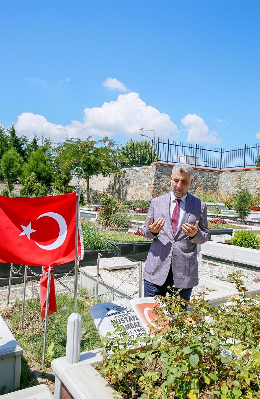 Albayrak Holding Ceo'su Ömer Bolat, şehit Mustafa Cambaz'ın kabri başında dua etti.
