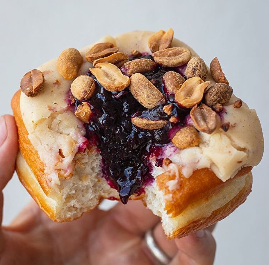 ​Vişne soslu, yer fıstıklı donut