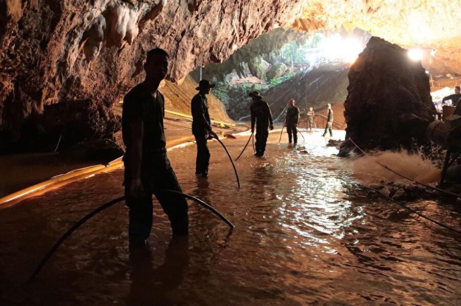 Tayland'da dalgıçlar çocukları koklayarak aramış