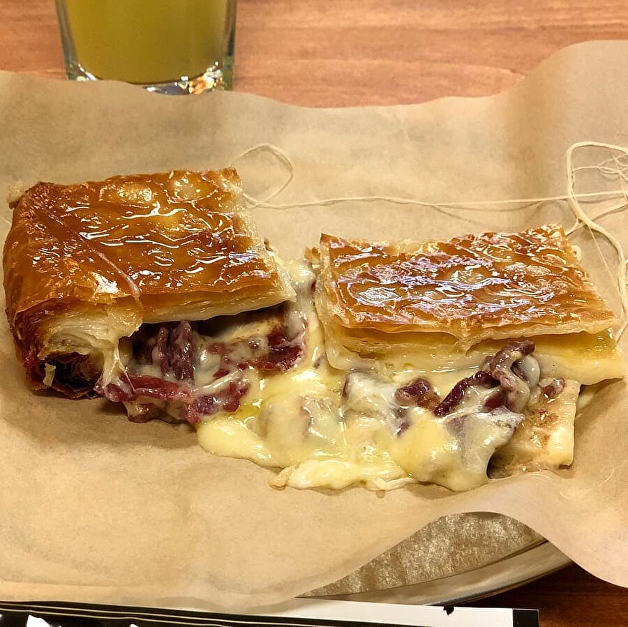 Enfes görünümü ile pastırmalı kaşarlı börek​