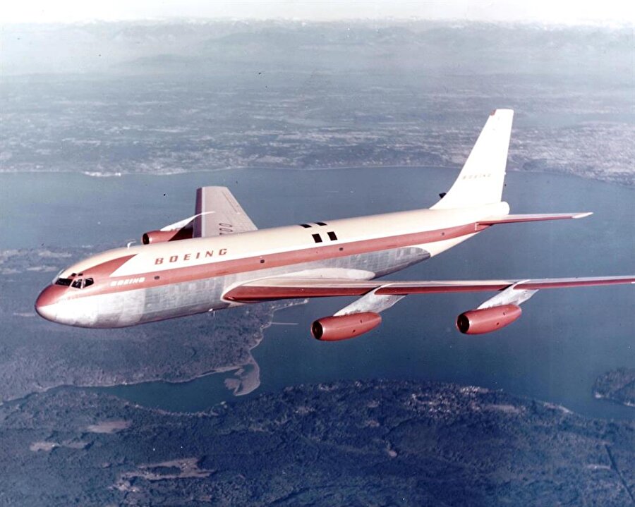 Boeing 707 Ilk Uçuşunu Gerçekleştirdi.