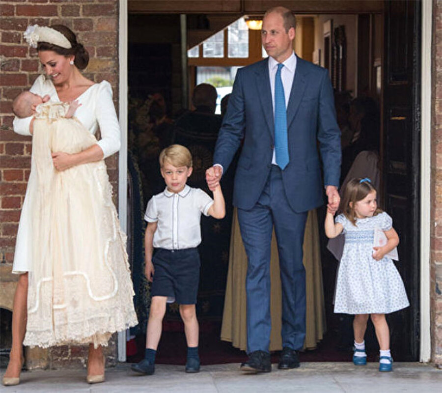 Babasının elinden tutarak gitti
Doğduğundan beri kamera karşısında olan Prenses Charlotte, St James Sarayı'ndaki şapelde düzenlenen törene babası Prens William'ın elinden tutarak gitti. 