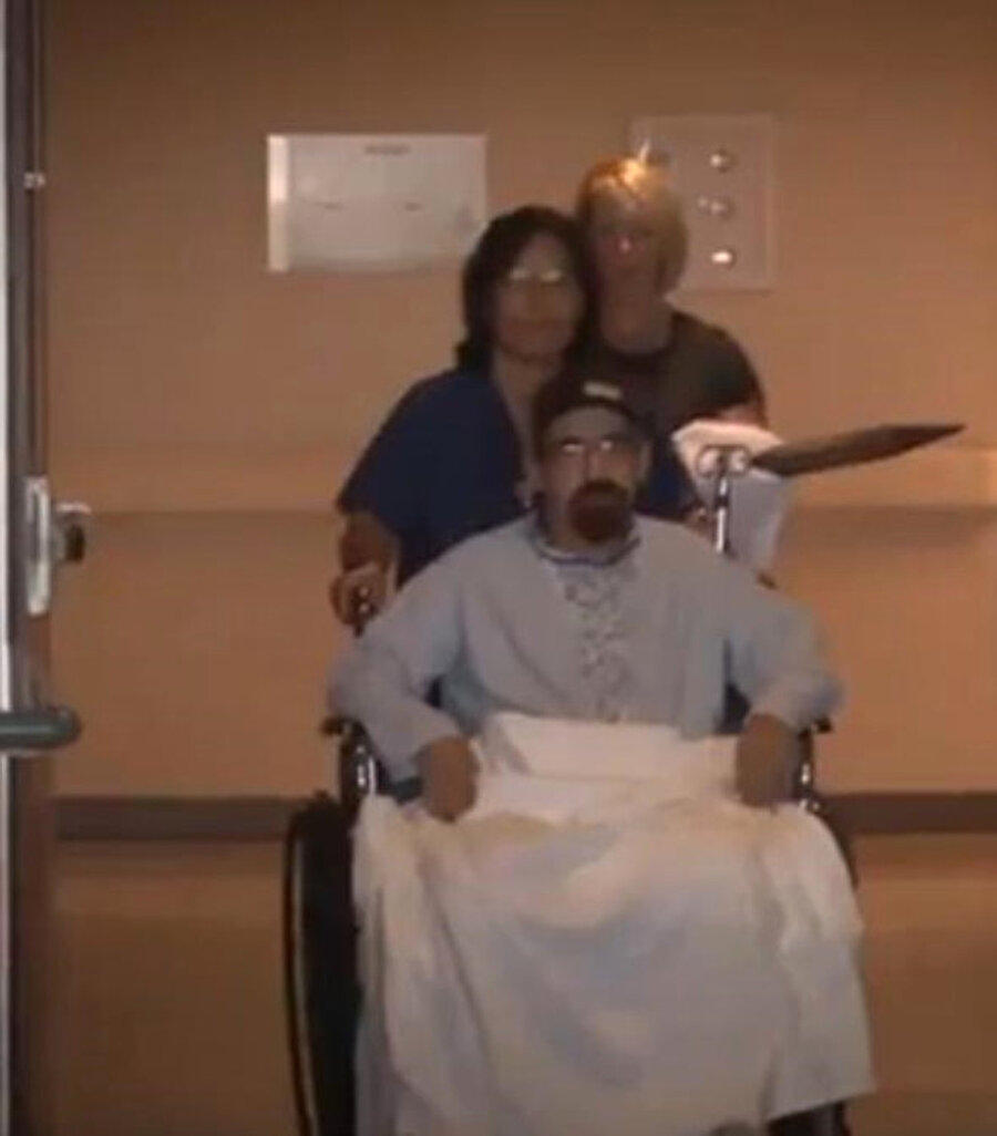 Doktorlar müjdeyi verdi!
İki hafta hastanede kalan talihsiz adam, daha sonra tekerlekli sandalye ile hastaneden ayrıldı. Doktorları iyileşme olasılığının yüksek olduğunu söylerken, birkaç haftaya kalmadan sandalyeden de kurulacağının müjdesini de verdi. 