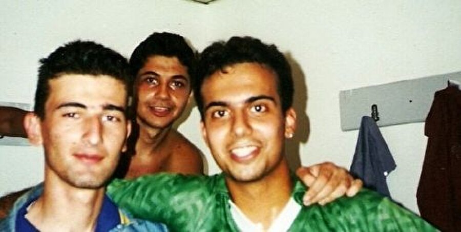 Ali Ece'nin son paylaştığı fotoğrafından önceki tek bilinen bandanasız fotoğrafı ise öğrencilik yıllarındandı...

                                    
                                    
                                    
                                
                                
                                