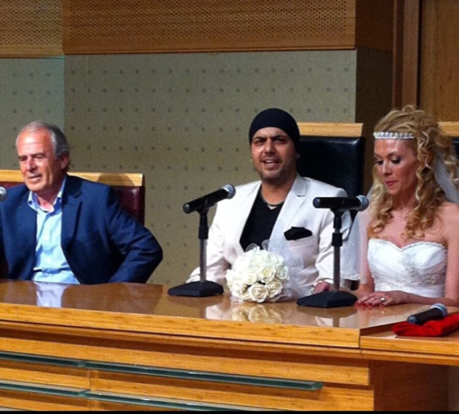 Ali Ece kendi nikahında dahi bandana takmış ve bu fotoğraf sosyal medyada bir hayli konuşulmuştu.

                                    
                                    
                                    
                                
                                
                                