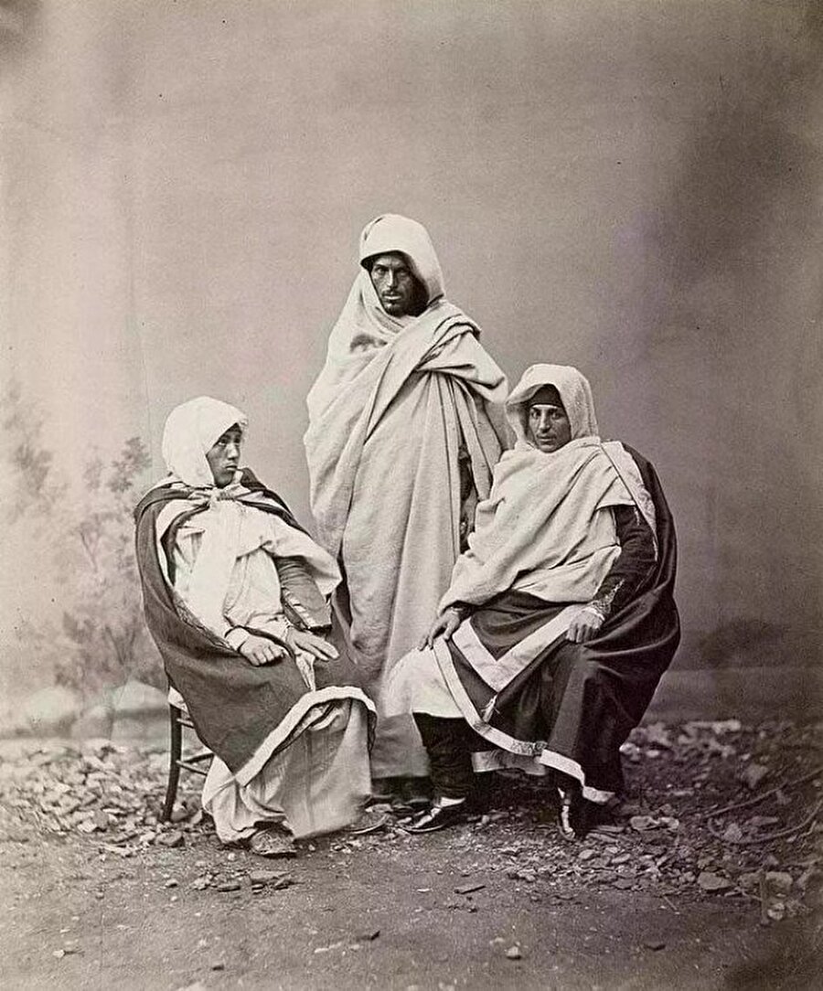 ​1863 yılı, Sultan Abdülaziz'in Libyalı fedaileri yöresel kıyafetleriyle poz veriyor