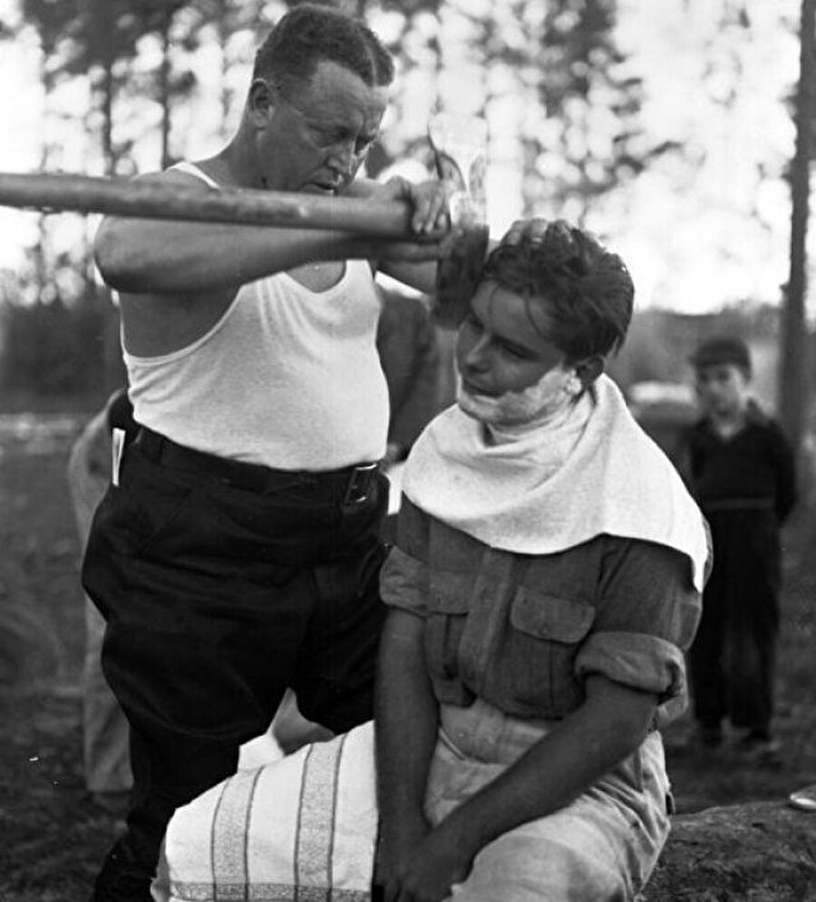 ​1940'lı yıllarda balta ile traş olan insanlar
