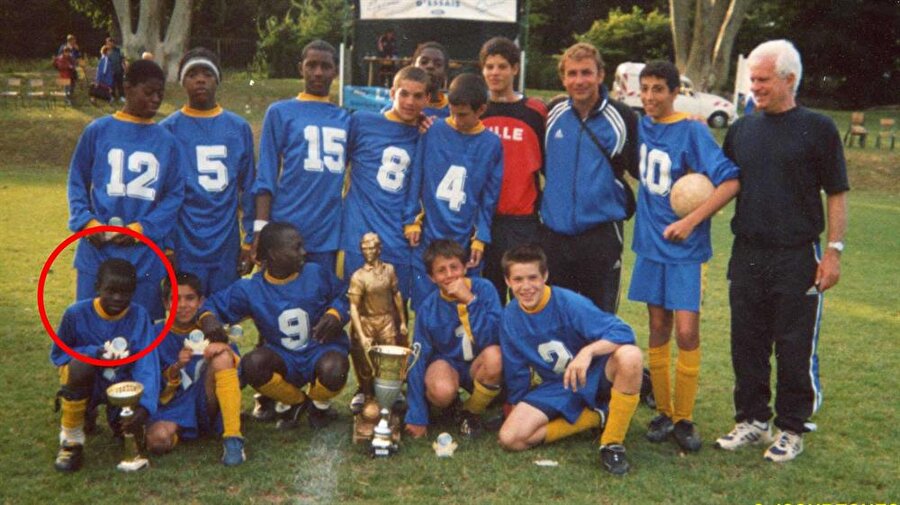 29 Mart 1991 doğumlu Kante, alışılagelmiş futbolcu profilinden çok uzak bir isim.

                                    
                                