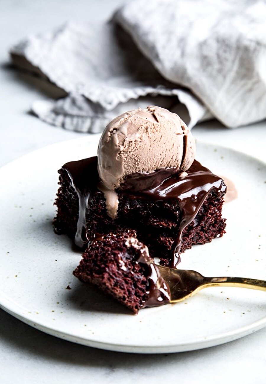 ​Dondurmalı, bol çikolata soslu ıslak kek
