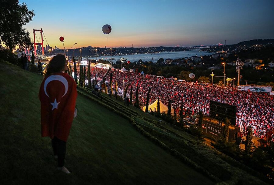 15 Temmuz Şehitler Köprüsü'nde tarihi gece