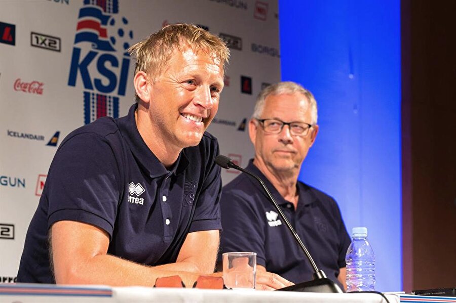 İzlanda Milli Takımı'nın önceki teknik direktörü Lars Lagerback'in 2011'de yardımcılığını üstlenen Hallgrimsson, 2014'te ise Lagerback ile takımı ortaklaşa çalıştırmaya başladı. Avrupa Futbol Şampiyonası'na 2016'da ilk kez katılan ve çeyrek finale kadar yükselen İzlanda'da Lagerback, Norveç Milli Takımı'nı çalıştırarak yoluna devam ederken, Hallgrimsson ise İzlanda'yı tek başına çalıştırmaya devam etmişti.
