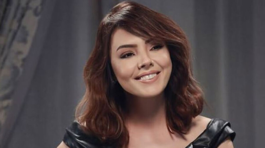 Ebru Gündeş kimdir?
12 Ekim 1974 tarihinde dünyaya geldi. Aslen Gaziantep’lidir. Bir dönem konfeksiyon işçiliği yapmıştır. Neşe Demirkat ile tanıştıktan sonra hayatında önemli değişiklikler olmaya başladı. Emel Sayın’a vokalistlik yaptı. 1993 yılında ilk albümü, 1994 yılında ikinci albümünü piyasaya sürdü. İkinci albümüyle, 1. Kral TV Video Müzik Ödülleri´nde 'En İyi Kadın TSM Sanatçısı' ödülünü aldı. Fraklı dönemlerde Popstar ve O Ses Türkiye yarışmalarında jüri üyeliği yaptı. Bir kız çocuğu annesidir.