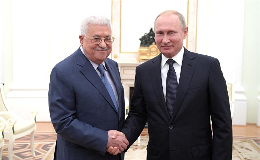 Abbas ve Putin görüştü

                                    Fetih Merkez Komitesi Genel Sekreteri Cibril er-Rucub, Filistin Devlet Başkanı Mahmud Abbas'ın, Kudüs ve mülteciler konusundaki tavrından vazgeçinceye kadar ABD ile ilişkilerin düzelmeyeceğini Rusya yönetimine ilettiğini söyledi. Filistin Devlet Televizyonuna konuşan Rucub, Abbas'ın Rusya Devlet Başkanı Vladimir Putin'le görüşmesinde, Kudüs, mülteciler ve yerleşim birimleri konusundaki tavrından geri adım atmaması durumunda ABD ile ilişkilerin düzelmeyeceğini ilettiğini ifade etti.
                                