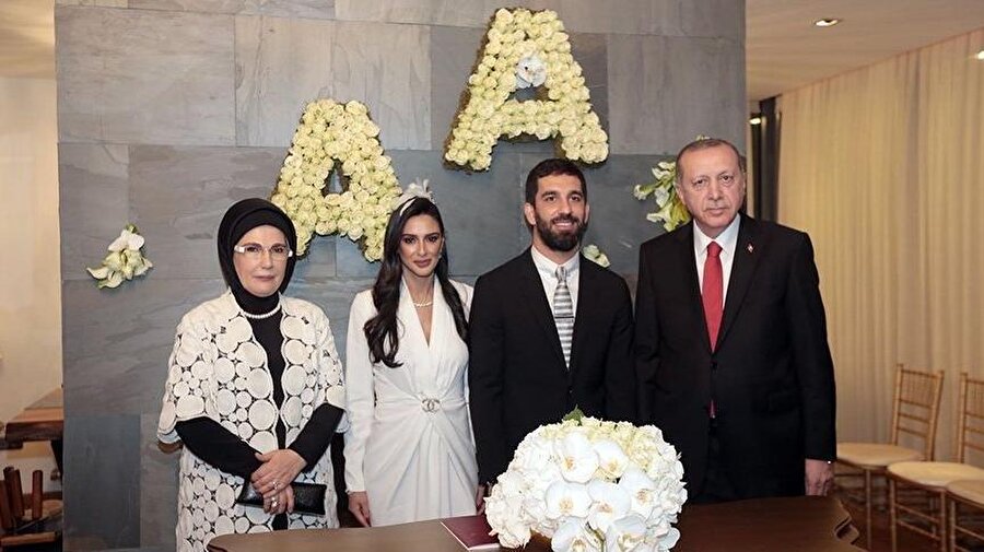 İsmi Can olacak!
Nikah törenlerine Cumhurbaşkanı Tayyip Erdoğan ve eşi Emine Erdoğan'ın da katıldığı ünlü çift, bebeklerinin ismini Can koymaya karar verdi.