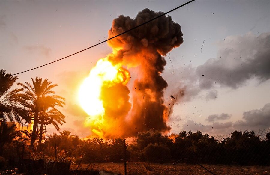 İsrail savaş jetleri, Gazze'nin doğu sınırındaki Zeytun Mahallesi'nde Hamas’a ait olduğu öne sürülen askeri noktalara hava saldırısı düzenledi. (Fotoğraf: Anadolu Ajansı)