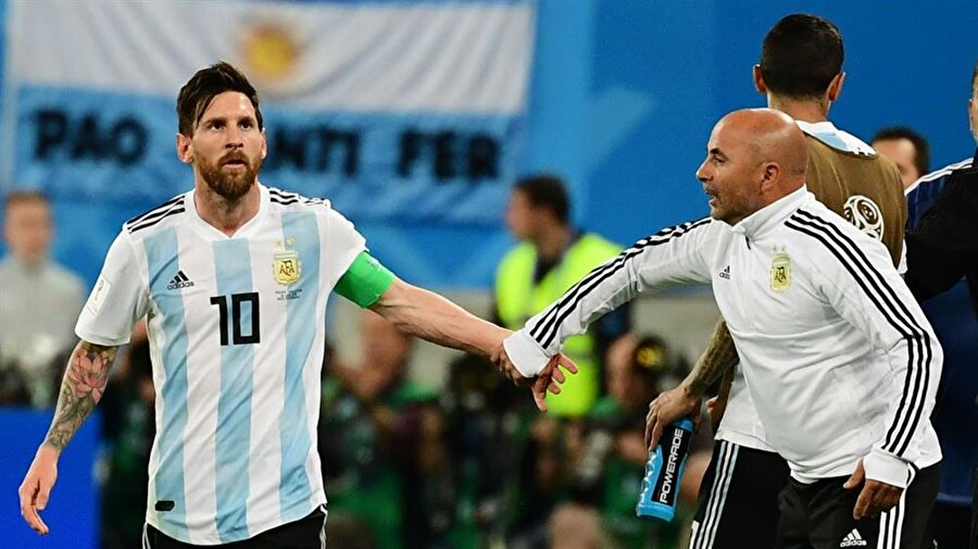 5-En Kendini Teknik Direktör Sanan Futbolcu: Messi
Bana da teknik direktörüm gelip “Aguero’yu alıyım mı? Ne diyosun?” diye sorsa ben de Messi gibi davranırım...