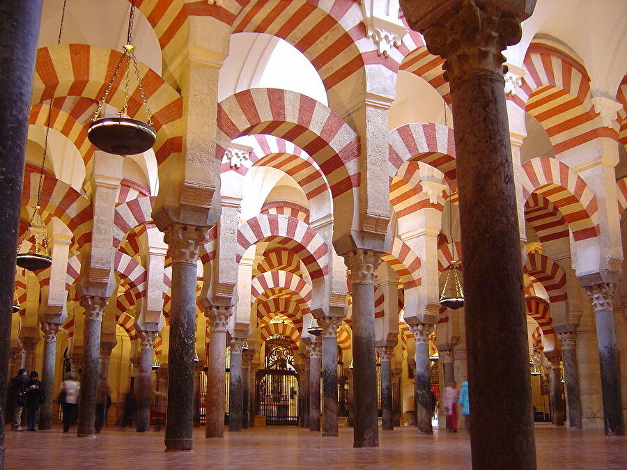 Kurtuba Camii'nin insana sonsuzluk hissi veren çift kemerli sütunları...