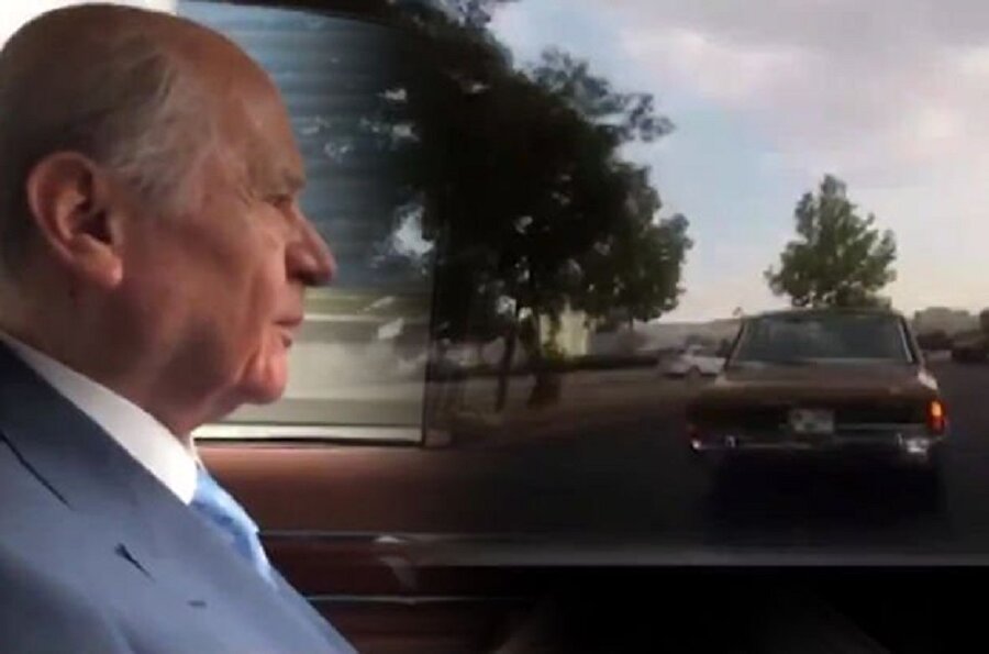 Klasik otomobillere olan ilgisiyle bilinen MHP Lideri Devlet Bahçeli, 1970 Ford model klasik otomobiliyle Ankara turu attı.