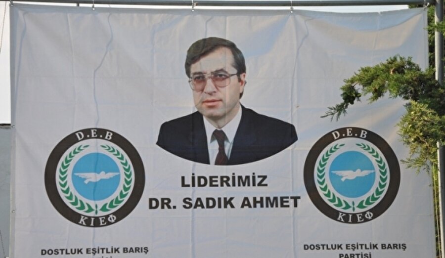 Uluslararası arenada gerçekleri haykıran bir lider

                                    
                                    
                                    
                                    
                                    
                                    Batı Trakya’da Yunan yönetiminin izlediği baskıcı politikaya karşı, Batı Trakya Türklerinin iktisadi kalkınmasının şart olduğunu savunan Doktor Sadık Ahmet, Batı Trakyalı Türkleri uluslararası arenada en iyi temsil eden lider olmuştur. 

  
Türkçe, Yunanca ve İngilizceyi iyi derecede  bilen Sadık Ahmet, Şubat 1995’te Ankara’da düzenlenmiş olan “Balkan Ülkelerinde Toplum Hayatı Semineri”ne önemli katkılarda bulunarak Batı Trakya Türklerini sorunlarına bir kez daha ışık tutmuştur.
                                
                                
                                
                                
                                
                                