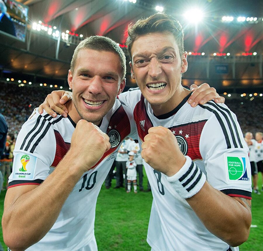 Podolski Den Mesut Ozil Paylasimi