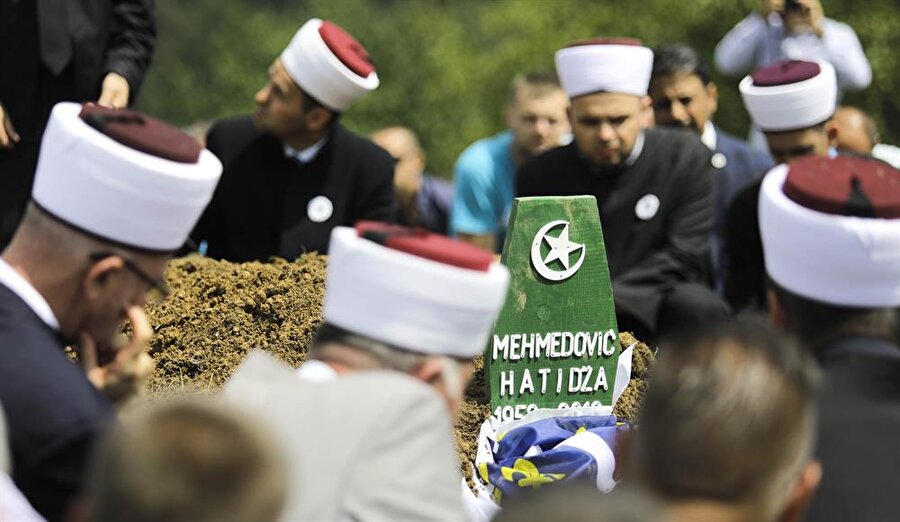 Pazar akşamı hayatını kaybeden Hatice Mehmedovic, Srebrenitsa Çarşı Camisi'ndeki törenin ardından toprağa verildi.